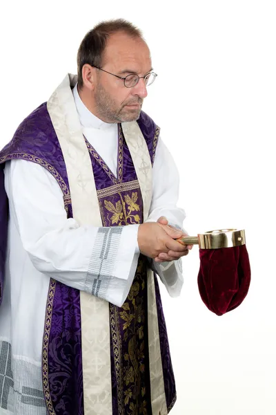 Padre católico recolhe dinheiro para a igreja — Fotografia de Stock