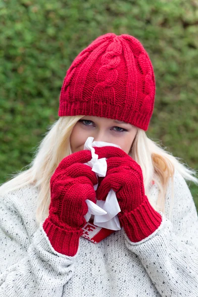 Frau ist erkältet und hat Erkältung — Stockfoto