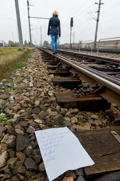 Donna cammina in suicidio intento su una pista — Foto Stock