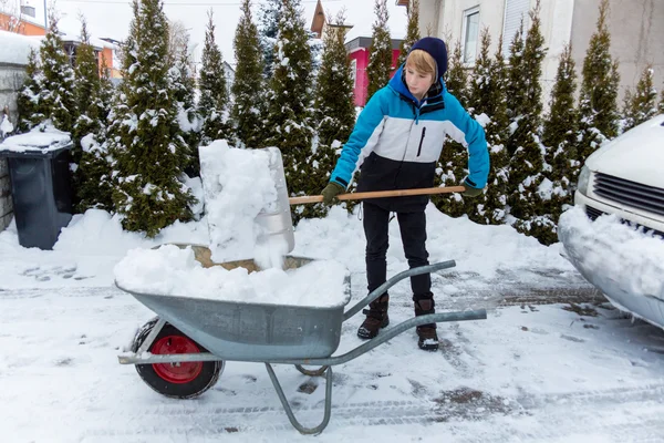 Palear nieve en invierno — Foto de Stock