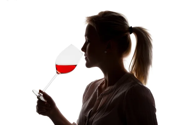 Donna con vino rosso in un bicchiere di vino — Foto Stock