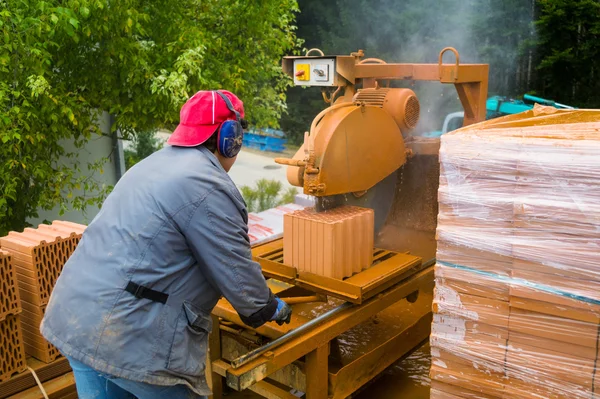 Trabajador de la construcción en un sitio de construcción — Foto de Stock