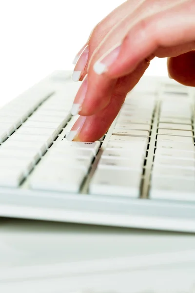 Femme au bureau avec ordinateur — Photo