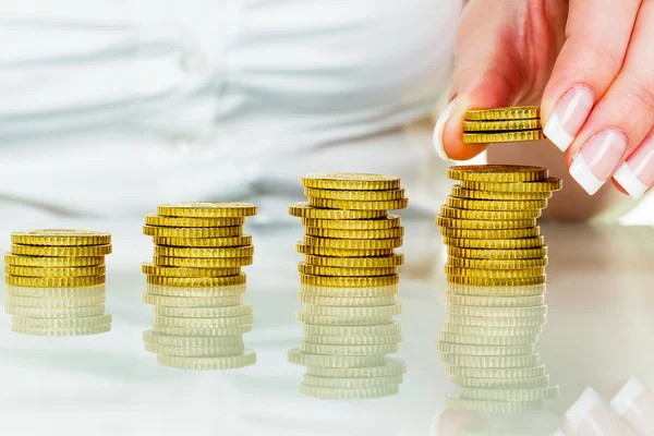 Guardar mujer con pila de monedas en el dinero — Foto de Stock