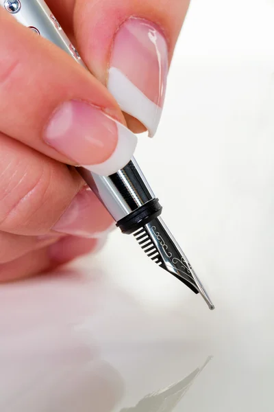 Рука с перьевой ручкой пишет по контракту — стоковое фото