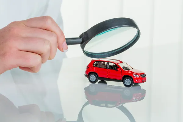 Auto wird vom Arzt untersucht — Stockfoto