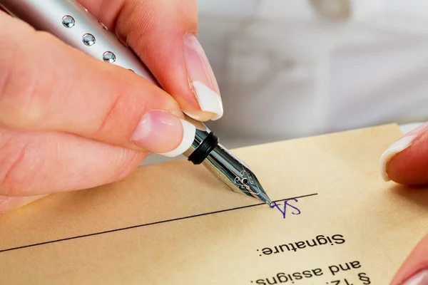 Hand met vulpen schrijft onder contract — Stockfoto