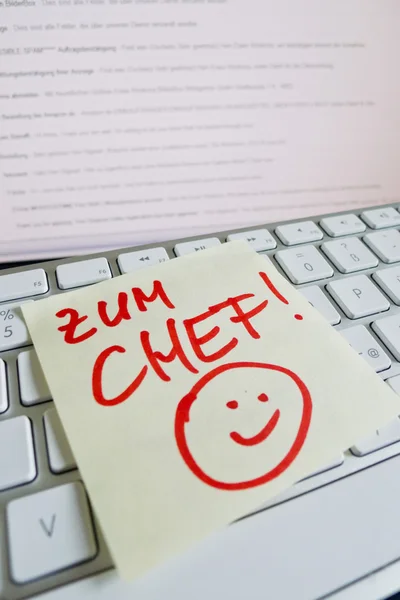 Notiz auf der Computertastatur: zum Chef gehen — Stockfoto