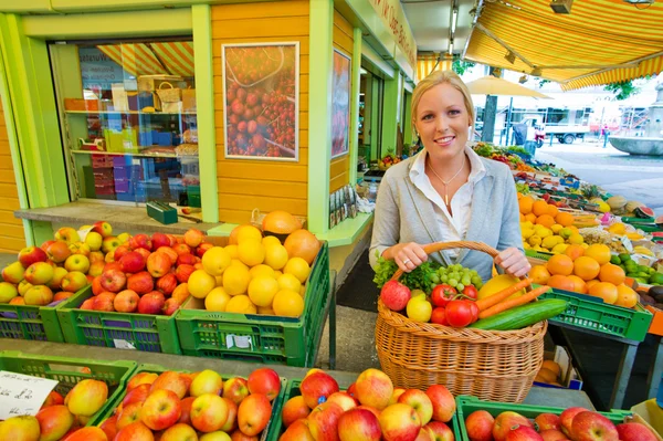 Mulher no mercado de frutas com cesta — Fotografia de Stock