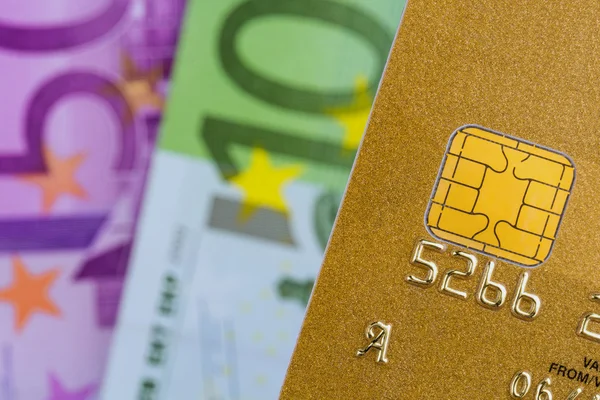 Tarjeta de crédito y billetes en euros —  Fotos de Stock