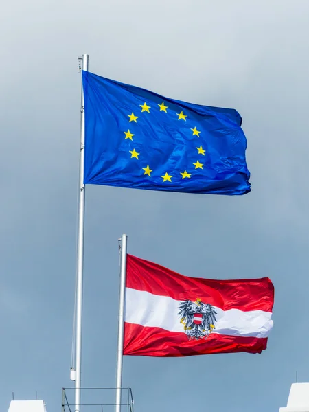UE flaga i flaga Austrii — Zdjęcie stockowe