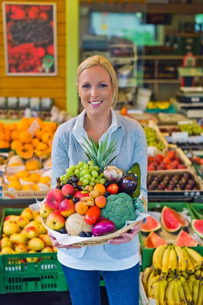 Donna al mercato ortofrutticolo — Foto Stock