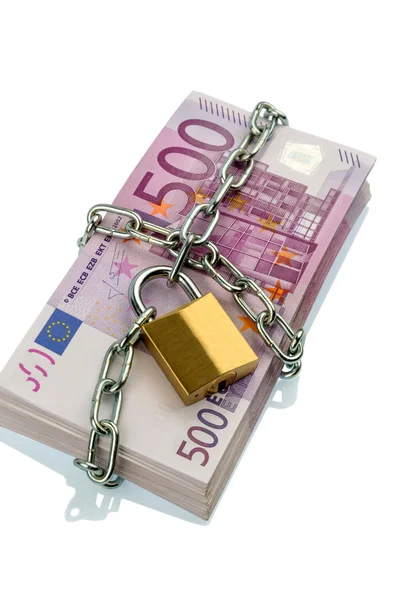 Euro-bankbiljetten met ketting en hangslot — Stockfoto