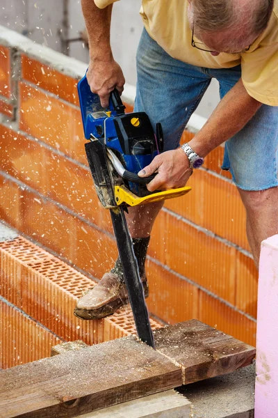 Trabajador de la construcción en un lugar de trabajo — Foto de Stock