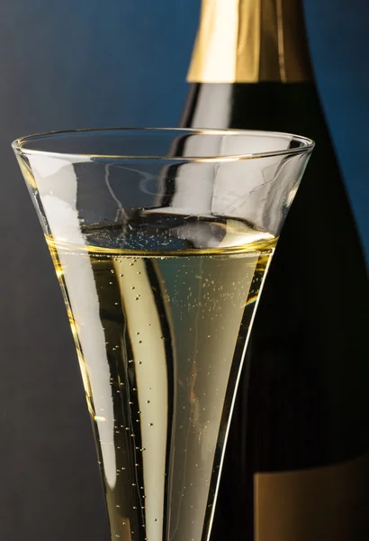 Coupe de champagne avec bouteille de champagne — Photo