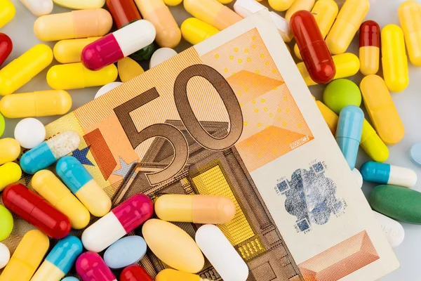 Banknotów euro i tabletki — Zdjęcie stockowe