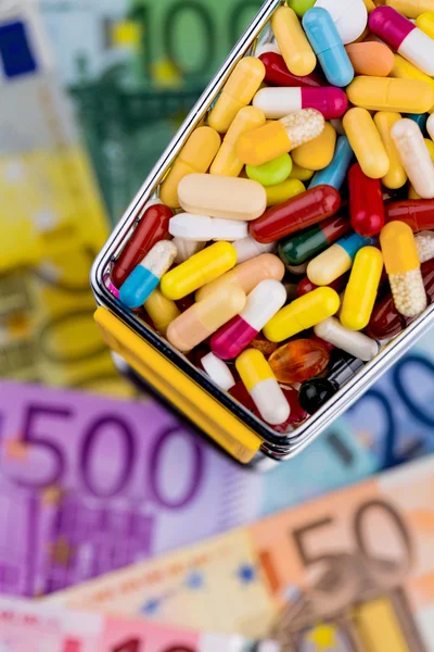 Tabletter, kundvagn, euron räkningar — Stockfoto