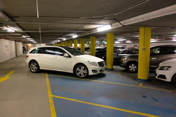 Автомобиль неправильно припаркован на парковке — стоковое фото