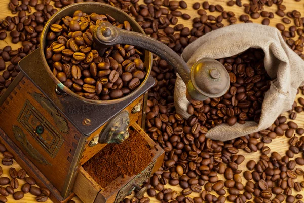 Kopi. kopi kacang dan penggiling kopi — Stok Foto