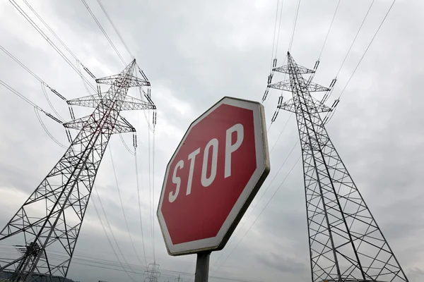 Elektrik direğinden güç için bir güç hattı — Stok fotoğraf