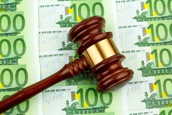 Juge gavel et billets en euros — Photo