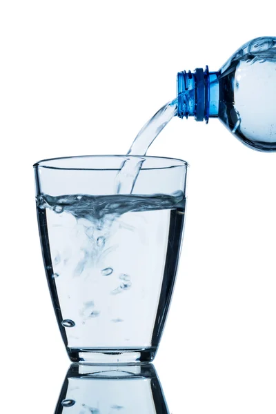 Wasser in ein Glas gießen — Stockfoto