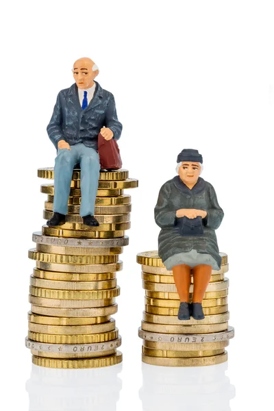 Rentner und Rentnerin auf Geldstapel — Stockfoto