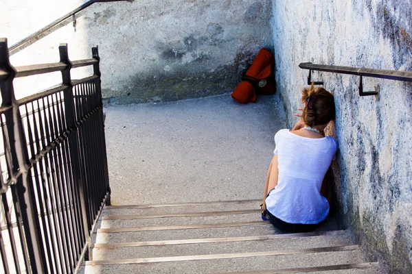 Mujer sentada en una escalera —  Fotos de Stock