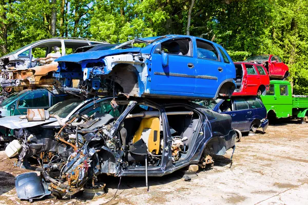 Schrottplatz, kaputte Autos — Stockfoto