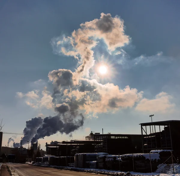 Cheminée industrielle avec gaz d'échappement — Photo