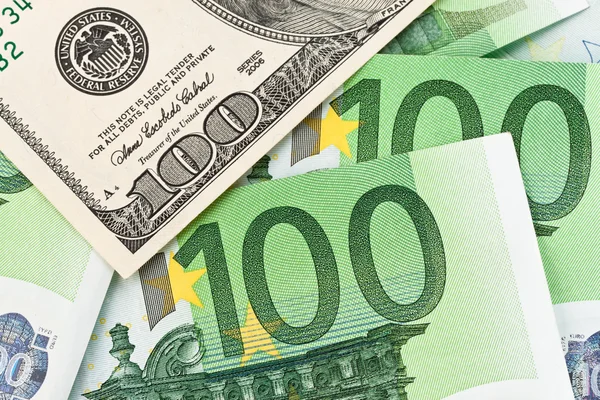 Euro-bankbiljetten en -dollar. — Stockfoto