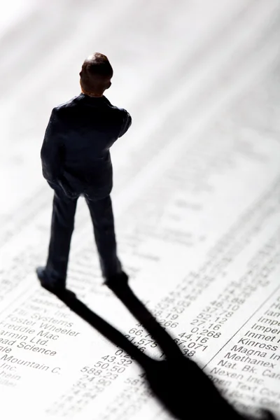 Eine kleine Zahl und die Aktienkurse einer Zeitung. Geld verdienen an der Börse. Gewinne und Verluste im Aktienhandel. — Stockbild Aktienkurse in einer Zeitung — Stockfoto