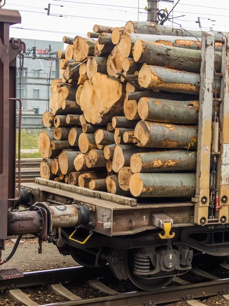 Cargador cargado con madera — Foto de Stock