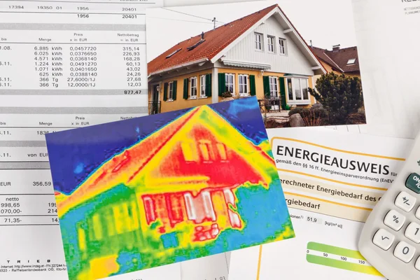 Energie besparen. huis met warmtebeeld camera — Stockfoto