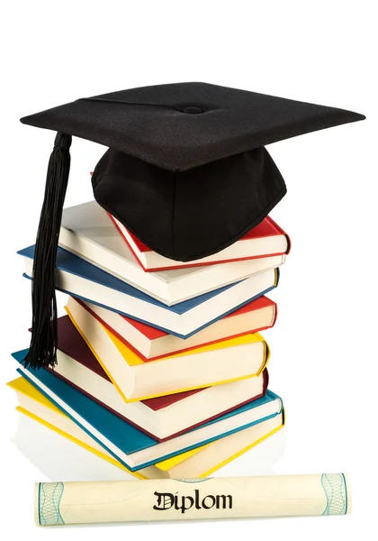 Mortarboard op stapel boeken — Stockfoto