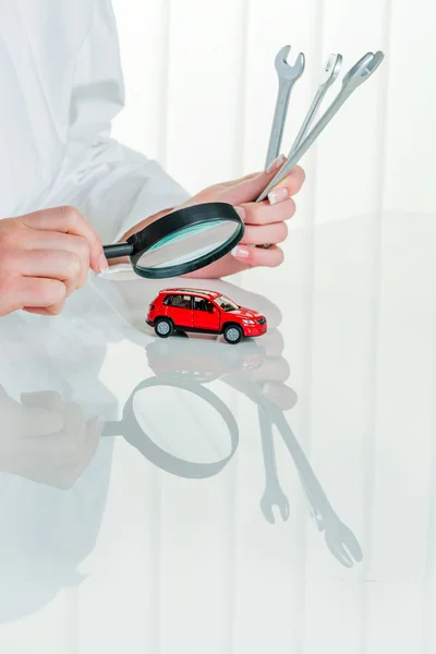 El coche está siendo examinado por el médico — Foto de Stock