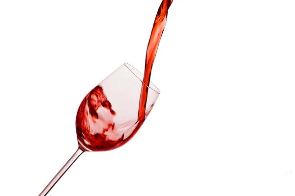Vinho tinto sendo derramado em um copo de vinho — Fotografia de Stock