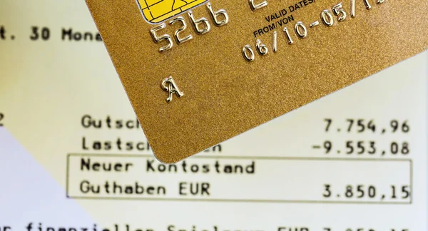 Per creditcard- of bankafschrift — Stockfoto