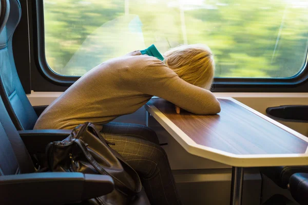 Sovande kvinna i tåg — Stockfoto