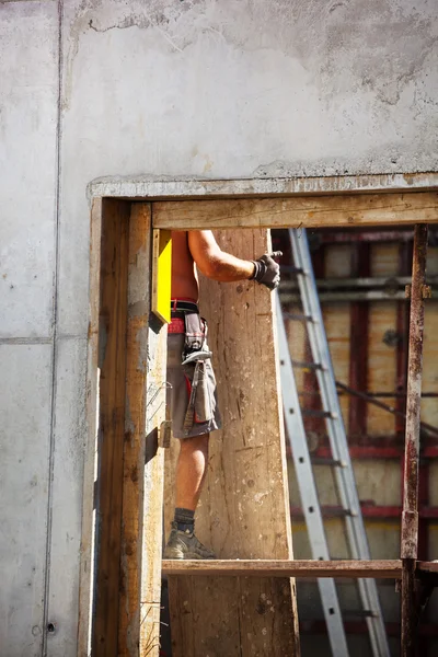 Trabajador de la construcción en un lugar de trabajo — Foto de Stock