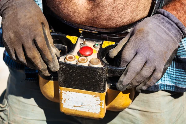 Trabajador de la construcción en un lugar de trabajo — Foto de Stock