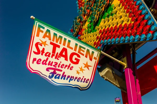 Family day on a kirtag — Stock Photo, Image