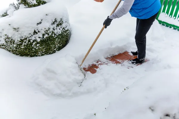 中のシャベルの雪の女性 — ストック写真