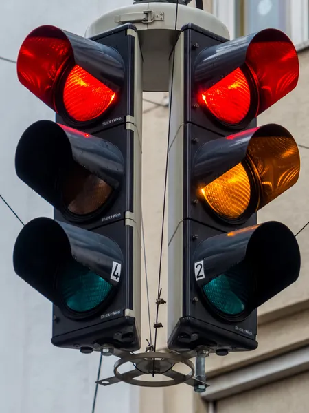 Світлофор з червоним світлом — стокове фото
