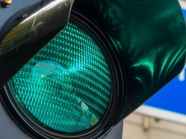 Luz verde num semáforo — Fotografia de Stock