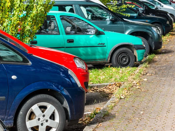 Auto op een parkeerplaats — Stockfoto