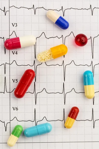 Tabletten op een ecg — Stockfoto