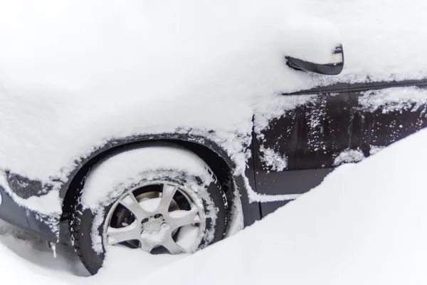 Eingeschneites auto — Stockfoto