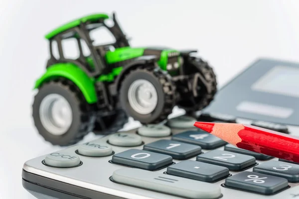 Tractor, pluma roja y calculadora — Foto de Stock