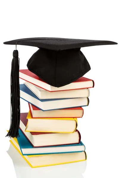 Mortarboard böcker stacken — Stockfoto